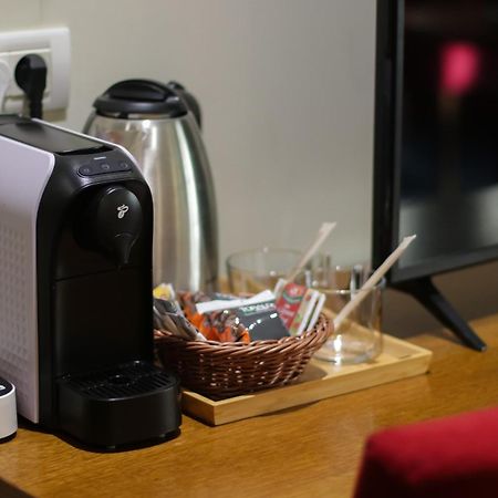 Opus Villa Σινάια Εξωτερικό φωτογραφία A Nespresso coffee machine in a hotel room