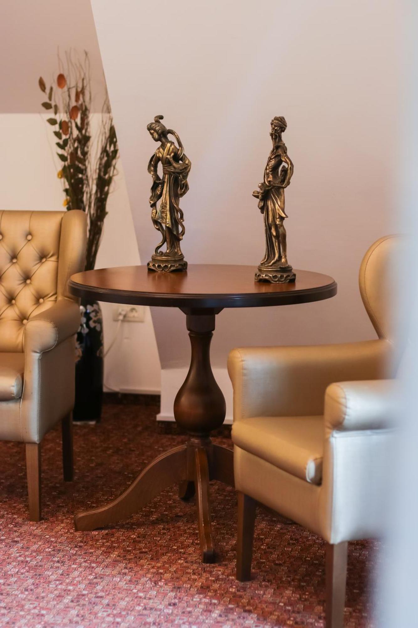 Opus Villa Σινάια Εξωτερικό φωτογραφία A table with a turned pedestal