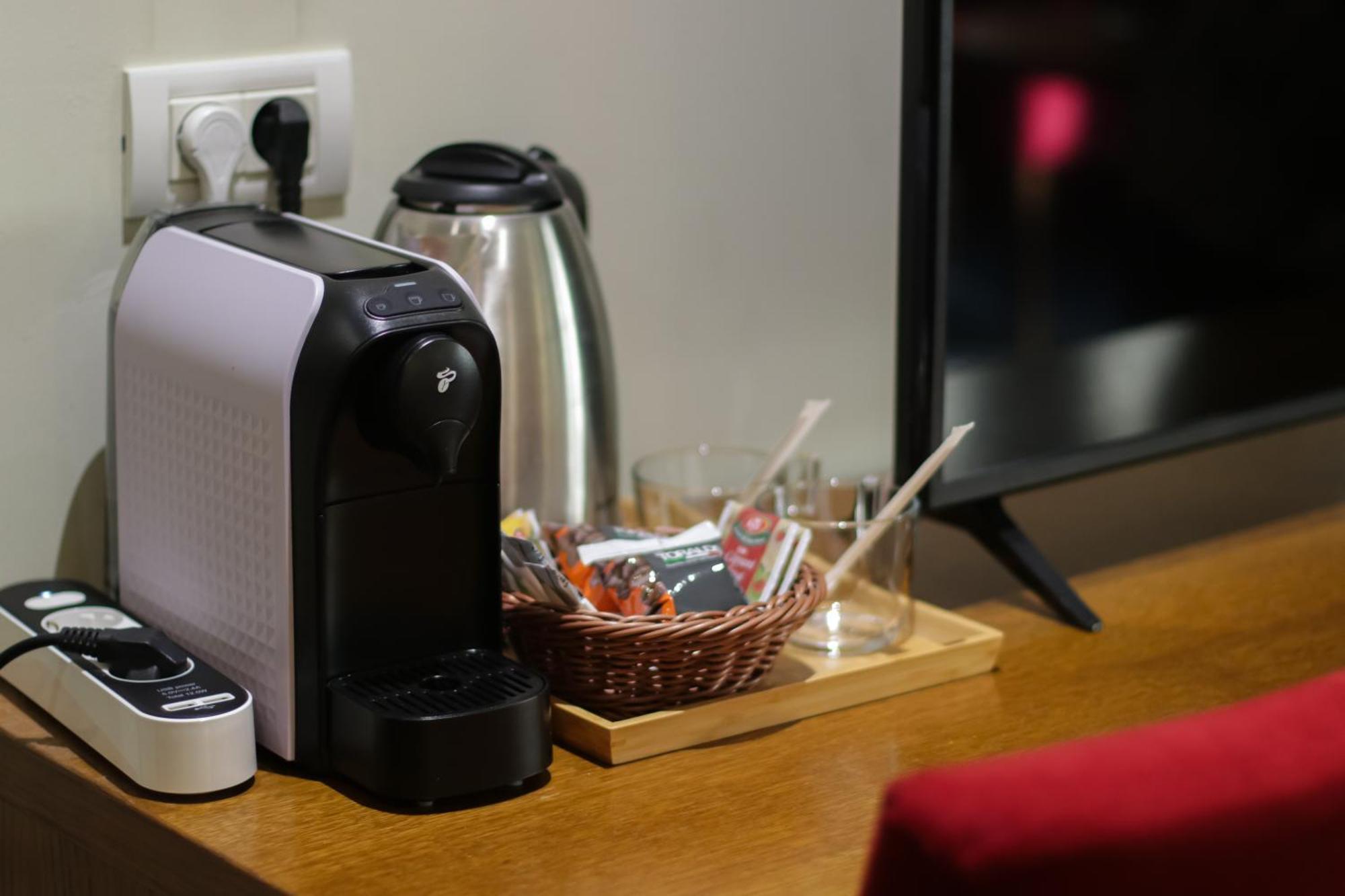 Opus Villa Σινάια Εξωτερικό φωτογραφία A Nespresso coffee machine in a hotel room