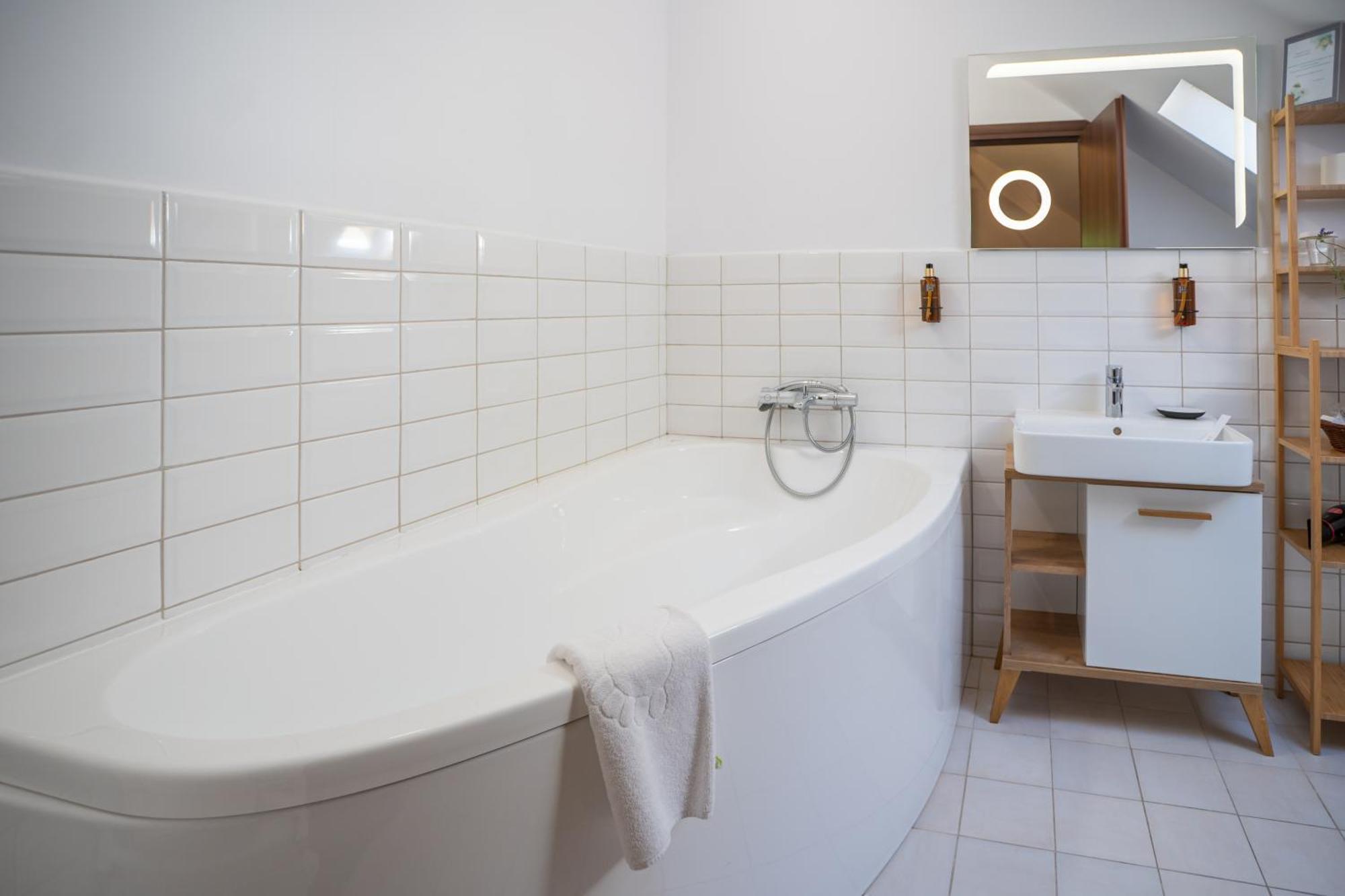 Opus Villa Σινάια Εξωτερικό φωτογραφία Bathroom with a bathtub