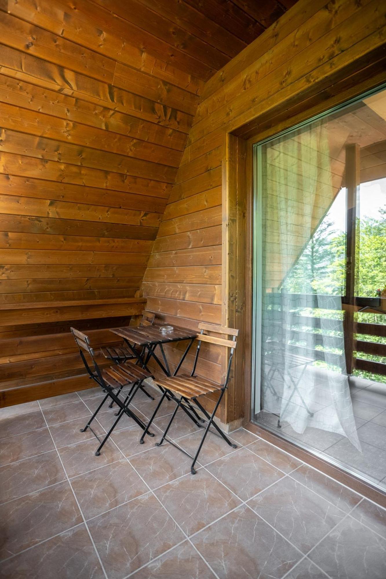 Opus Villa Σινάια Εξωτερικό φωτογραφία A balcony