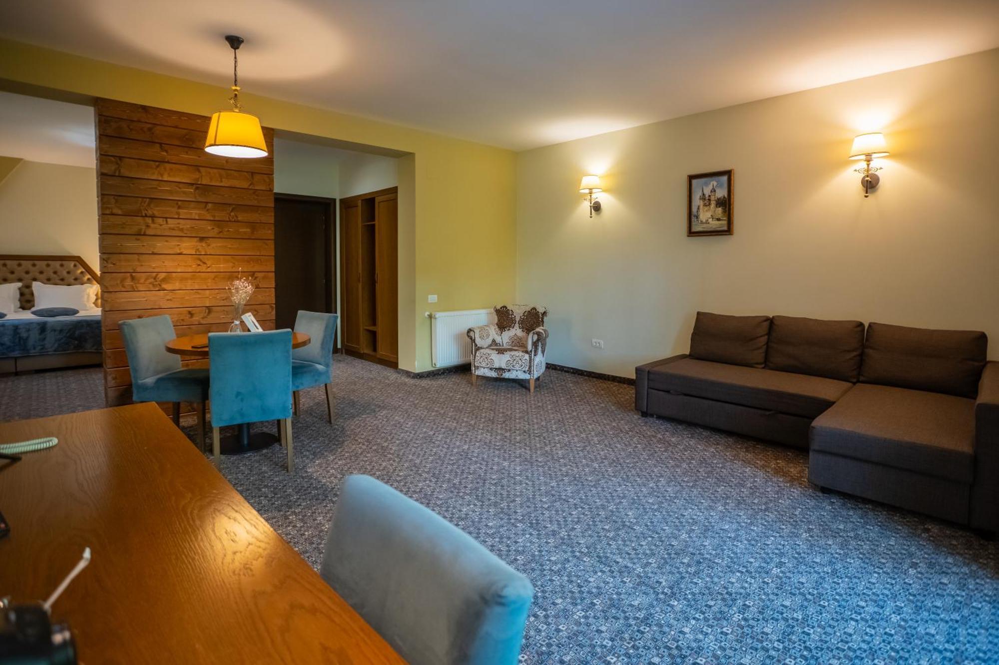 Opus Villa Σινάια Εξωτερικό φωτογραφία A living room in a typical apartment