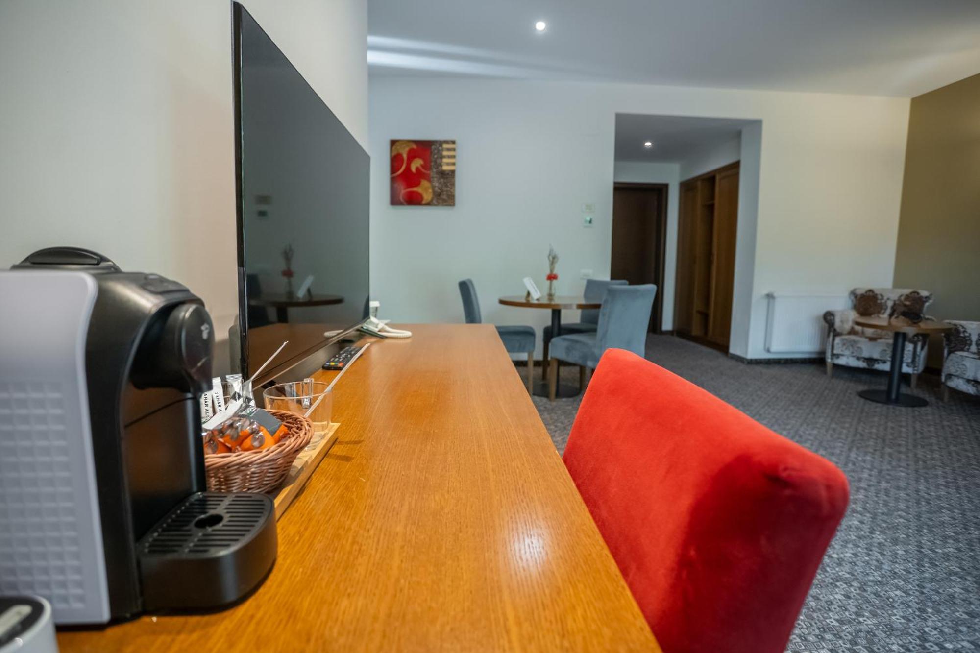 Opus Villa Σινάια Εξωτερικό φωτογραφία A Nespresso machine in a hotel room