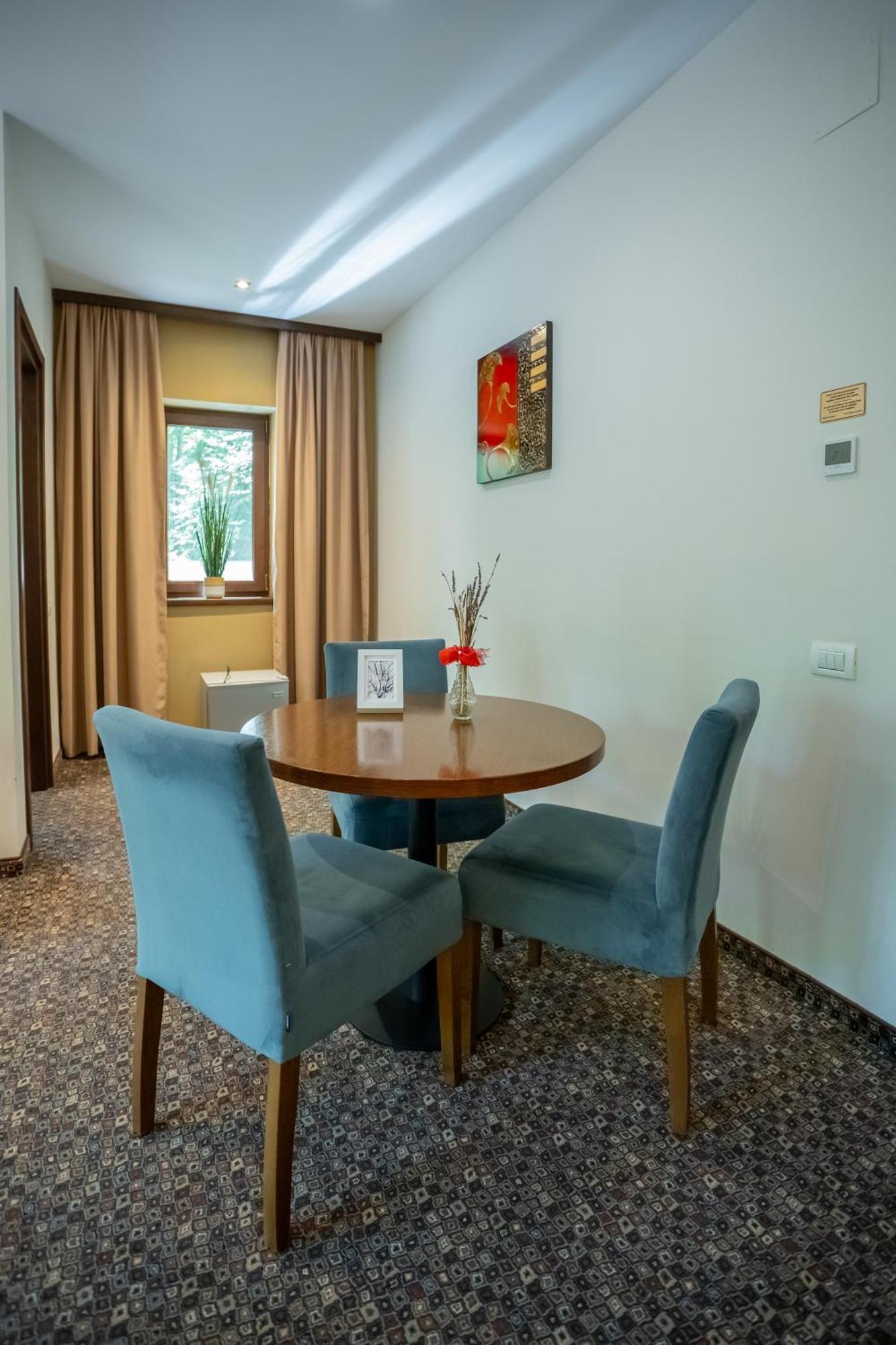 Opus Villa Σινάια Εξωτερικό φωτογραφία A dining room