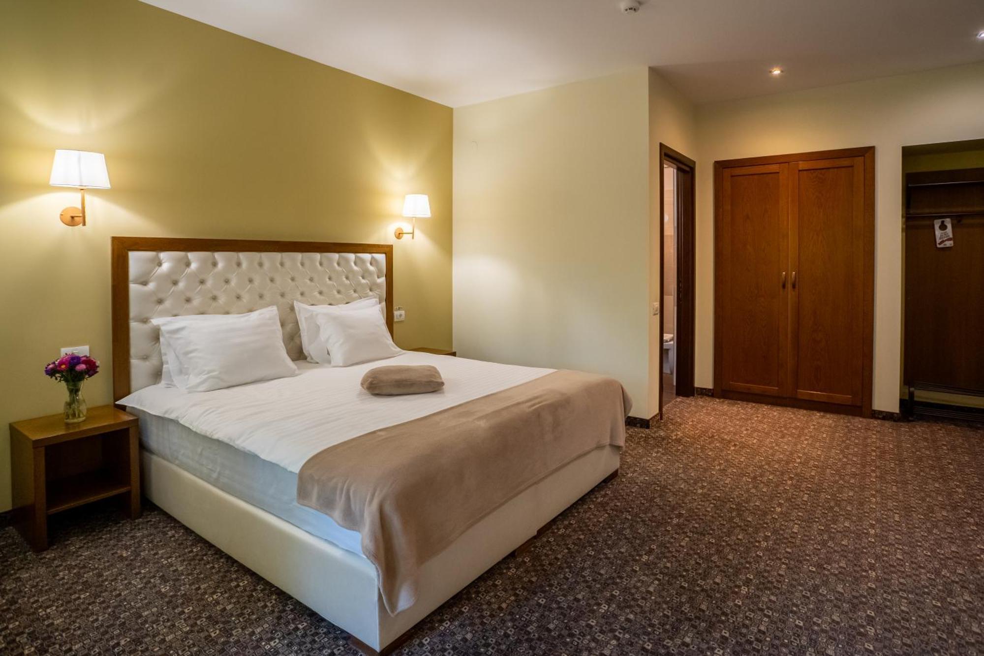 Opus Villa Σινάια Εξωτερικό φωτογραφία A bedroom in a hotel