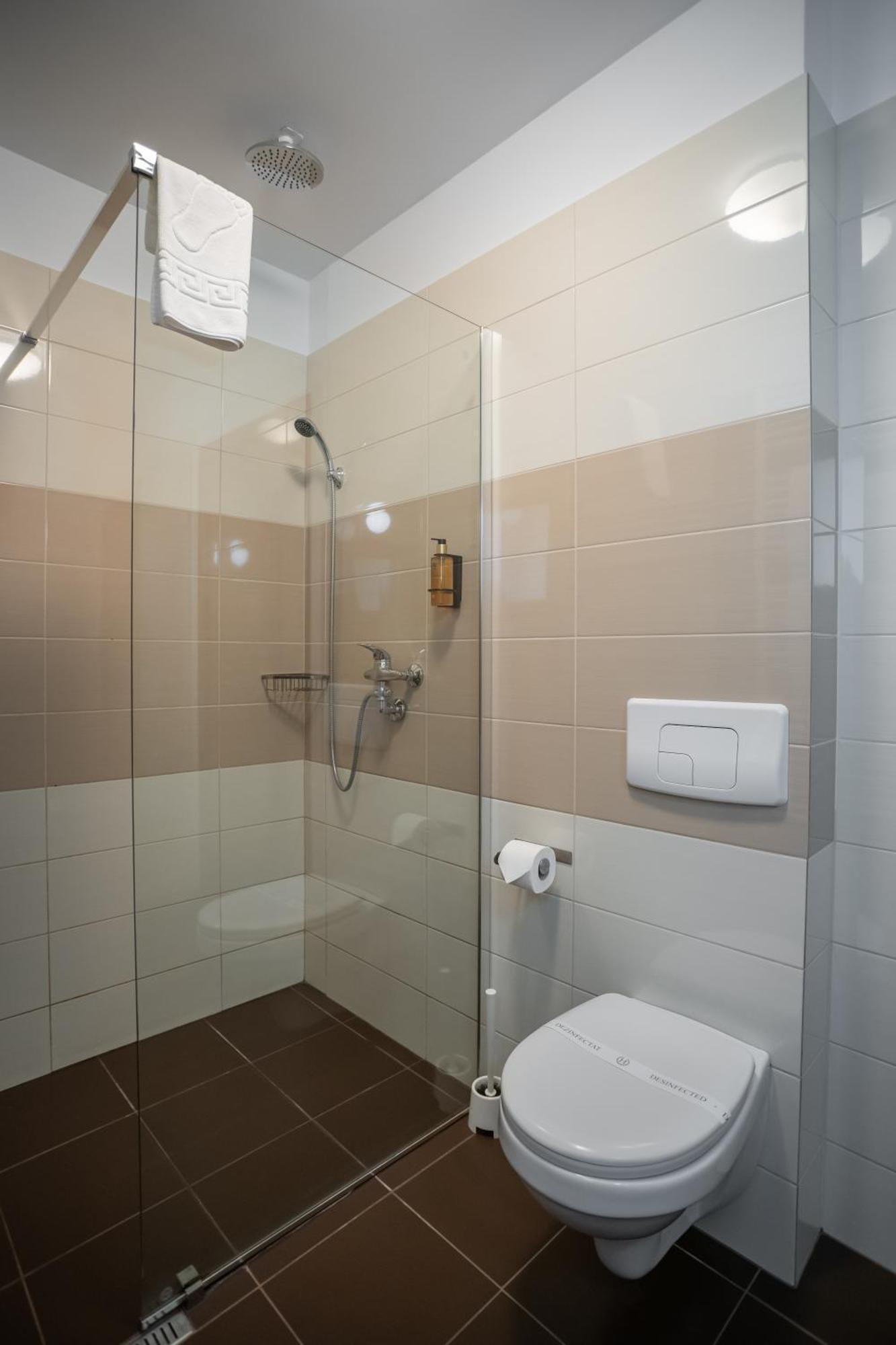 Opus Villa Σινάια Εξωτερικό φωτογραφία A shower cubicle