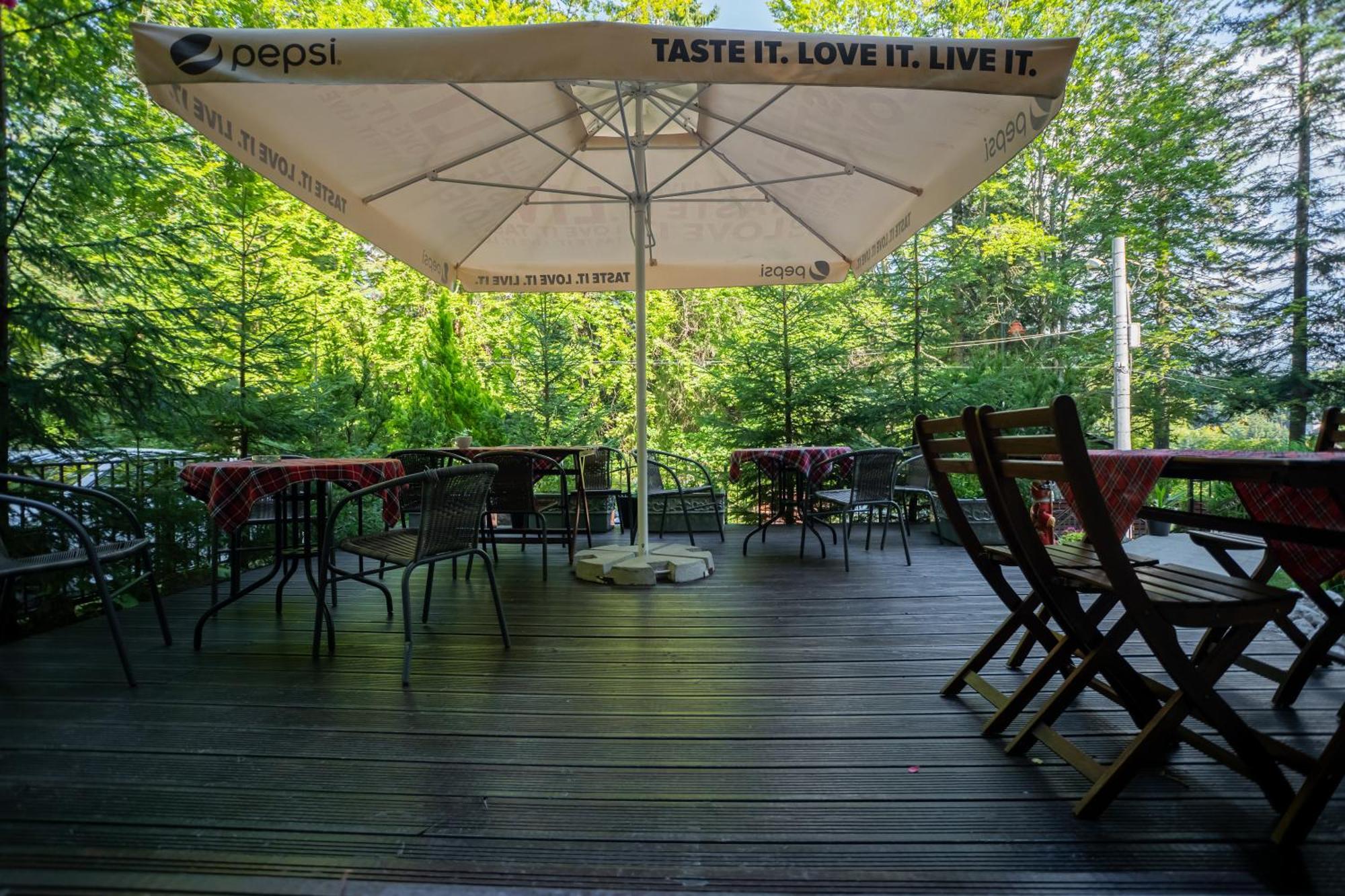 Opus Villa Σινάια Εξωτερικό φωτογραφία A patio umbrella