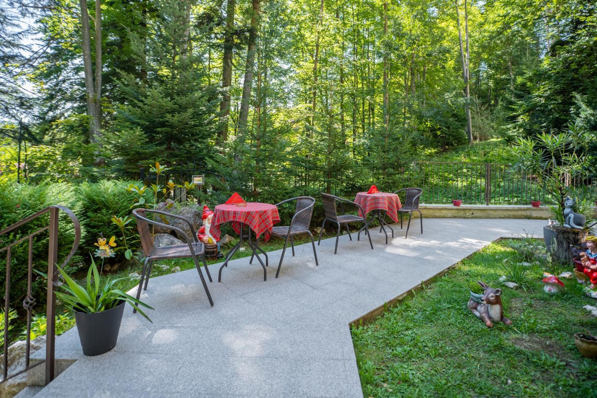 Opus Villa Σινάια Εξωτερικό φωτογραφία The restaurant in the forest