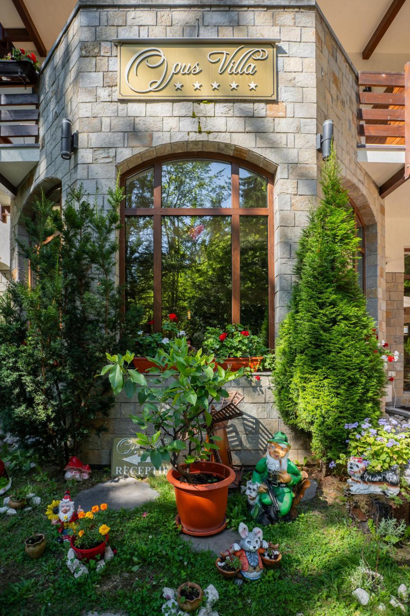Opus Villa Σινάια Εξωτερικό φωτογραφία The courtyard of the house